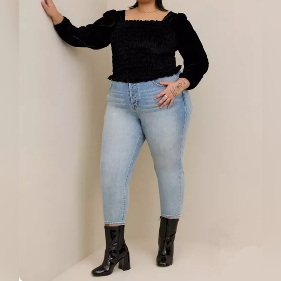 TORRID Womens Long Sleeve Velvet Smocked Blouson Sleeve Crop Top, Black - Picture 2 of 10